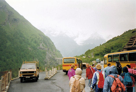 Přestup z plošiny Lärchwand-Schrägaufzug opět na autobusy