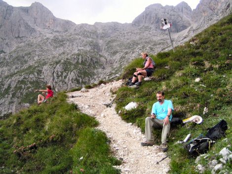 Odpočinek pod sedlem Passo di Canali (2469 m)