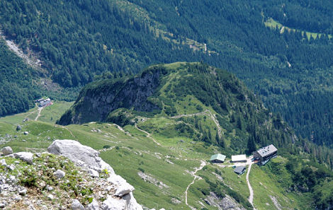 Vpravo Gruttenhütte, vlevo dole Gaudeamushütte (1263 m)