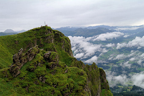 Boční vrcholek s křížem pod vrcholem Kitzbüheler Horn