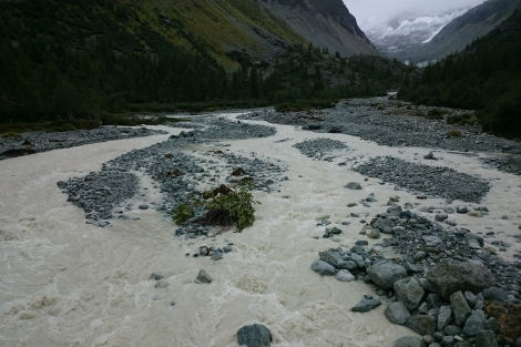 Ledovcový potok v údolí Val d‘Anniviers